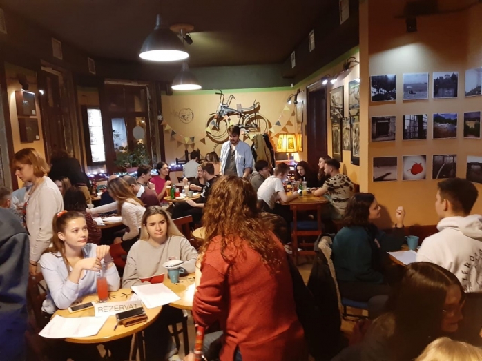 10 echipe au participat la InfoQuiz Night, eveniment caritabil pentru Bursa de Educație